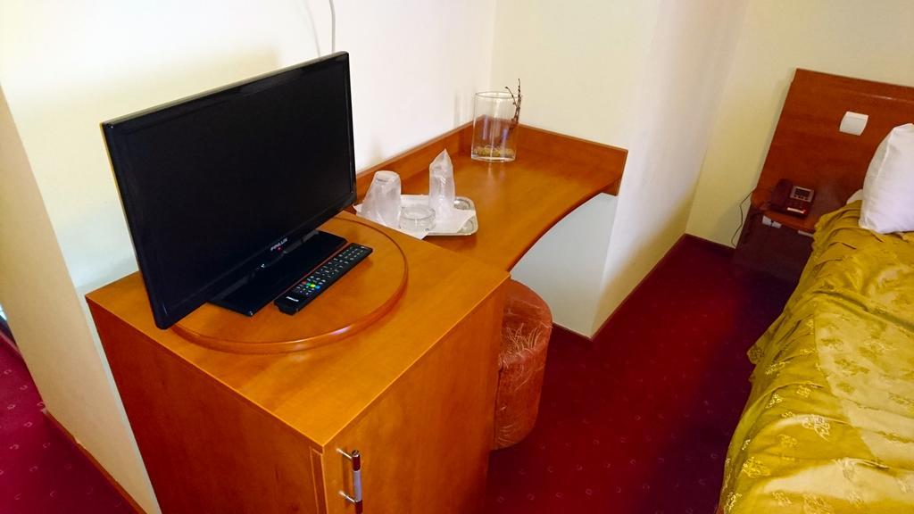Hotel Pui De Urs Bukares Bagian luar foto
