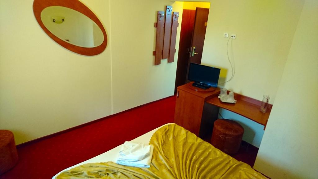 Hotel Pui De Urs Bukares Bagian luar foto