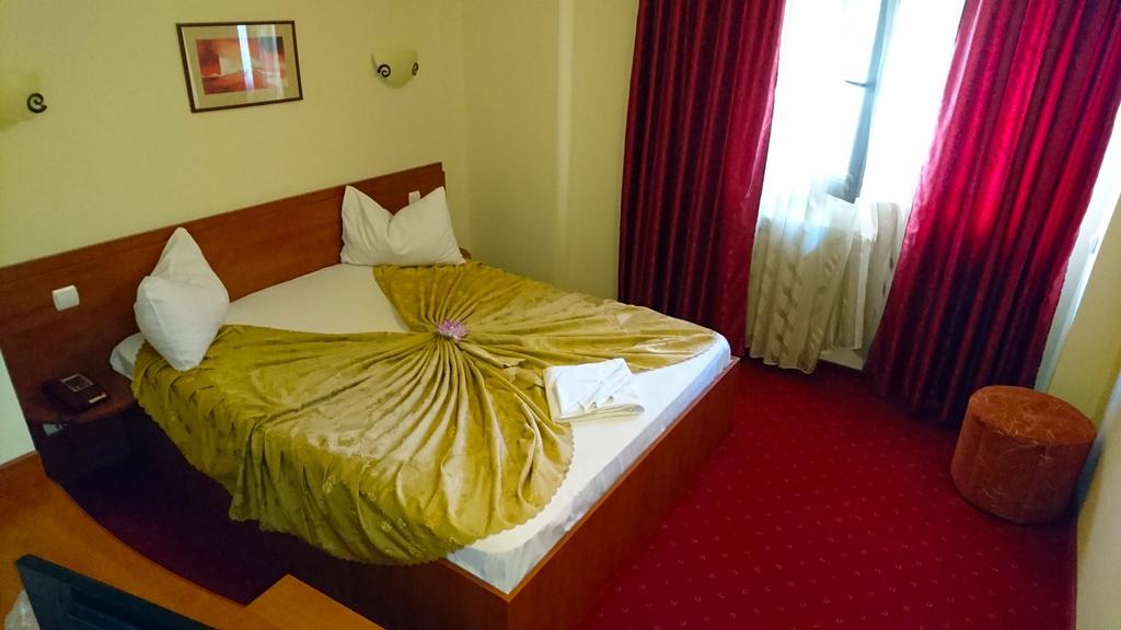 Hotel Pui De Urs Bukares Bagian luar foto