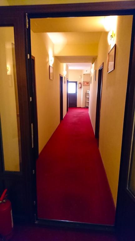 Hotel Pui De Urs Bukares Bagian luar foto